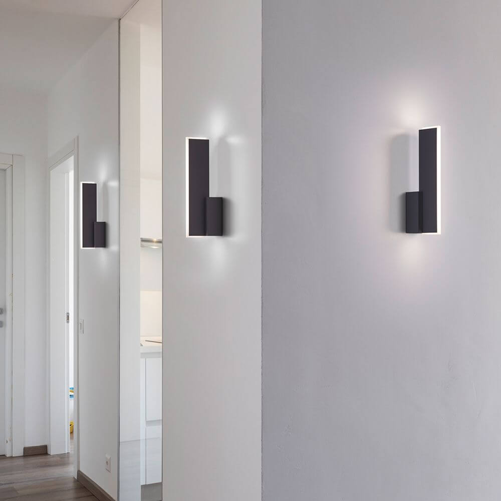 LED Wandleuchte Nex Schwarz an Wänden in modernem Flur, stilvolle Beleuchtung für Eingangs- und Bürobereiche.