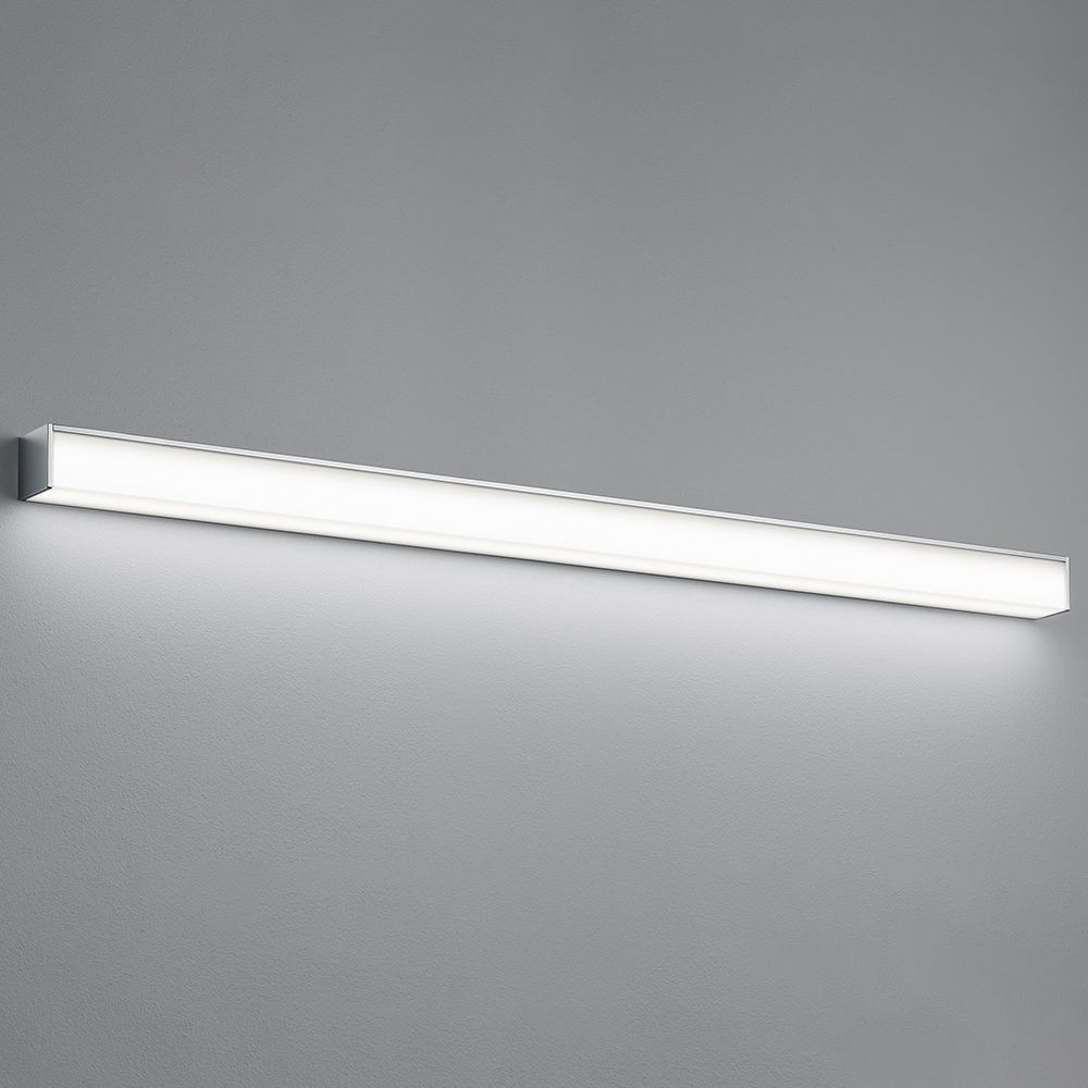 LED Wandleuchte Nok IP44 Chrom an einer Wand installiert, ideal für Küche, Bad oder Eingangsbeleuchtung.