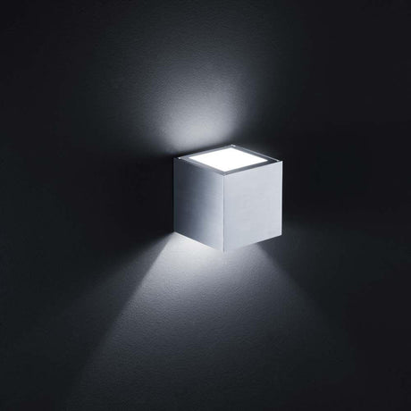 Wandleuchte Siri Alu-Matt in modernem Design mit quadratischem Gehäuse und angenehmem Licht.