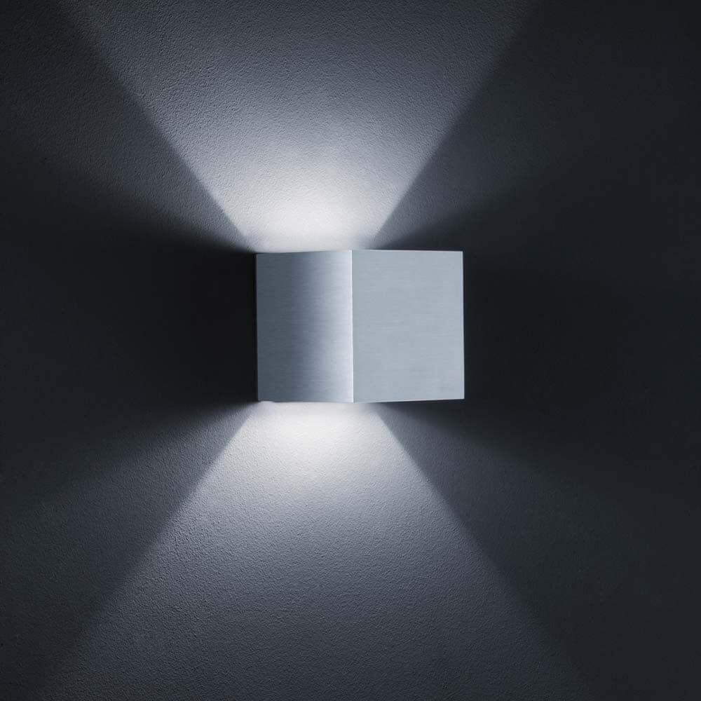 Wandleuchte Siri Alu-Matt in modernem Design, strahlend mit Licht auf der Wand.
