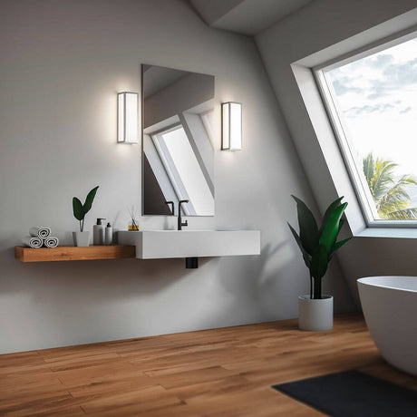 Moderne Badezimmergestaltung mit LED Wandleuchte Zelo IP44 Chrom neben Spiegel und Pflanzen.