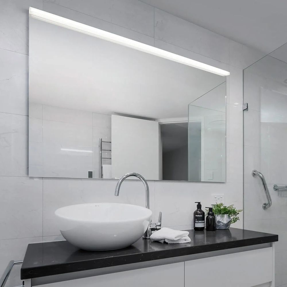 blendfreie LED-Spiegelbeleuchtung Onta in modernem Bad mit eleganter Waschschüssel und stilvollem Design.