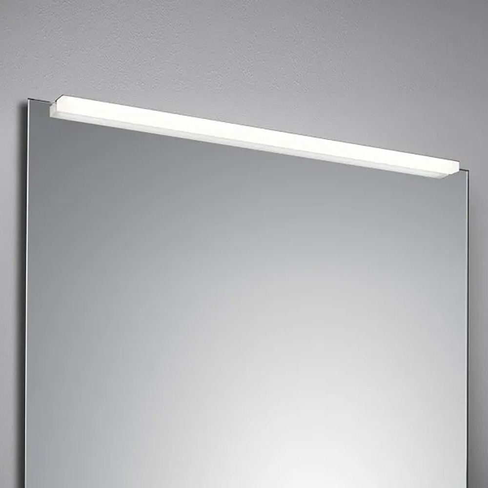 blendfreie LED-Spiegelbeleuchtung Onta über einem Spiegel, ideal für elegantes und modernes Badezimmerdesign.