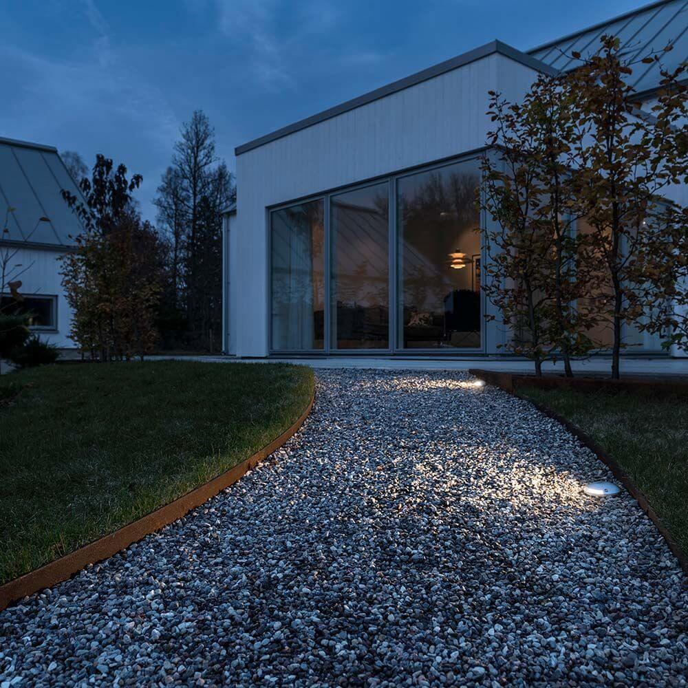 High Power LED Bodeneinbaustrahler IP65 Alu-Gebürstet beleuchtet den Gartenweg bei Nacht.
