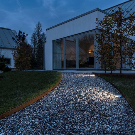 Holofote LED de alta potência embutido no chão IP65 em alumínio escovado ilumina o caminho do jardim à noite.