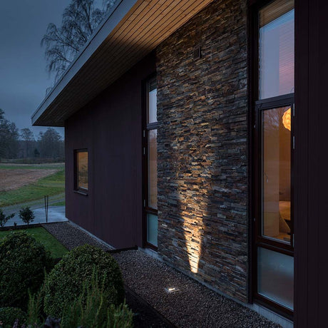 Laadukas valaistus korkeatehoisella LED-lattialamppulla 600lm teräksellä valonlähteenä talon julkisivussa.