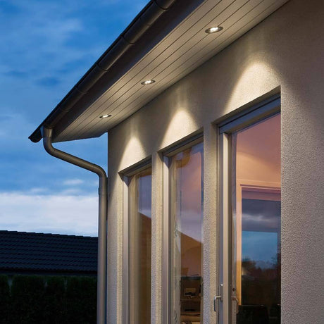 Hoogwaardige verlichting met High Power LED inbouwspot aan de gevel van het huis bij schemering.