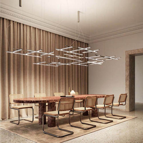 Panzeri Hilow LED-hengelampe over et elegant spisebord i et moderne interiør.