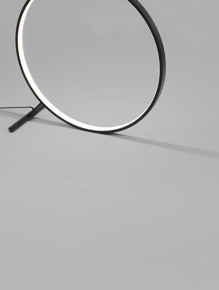 Hola LED Stehlampe 3000K Schwarz auf neutralem Hintergrund mit modernem Design.