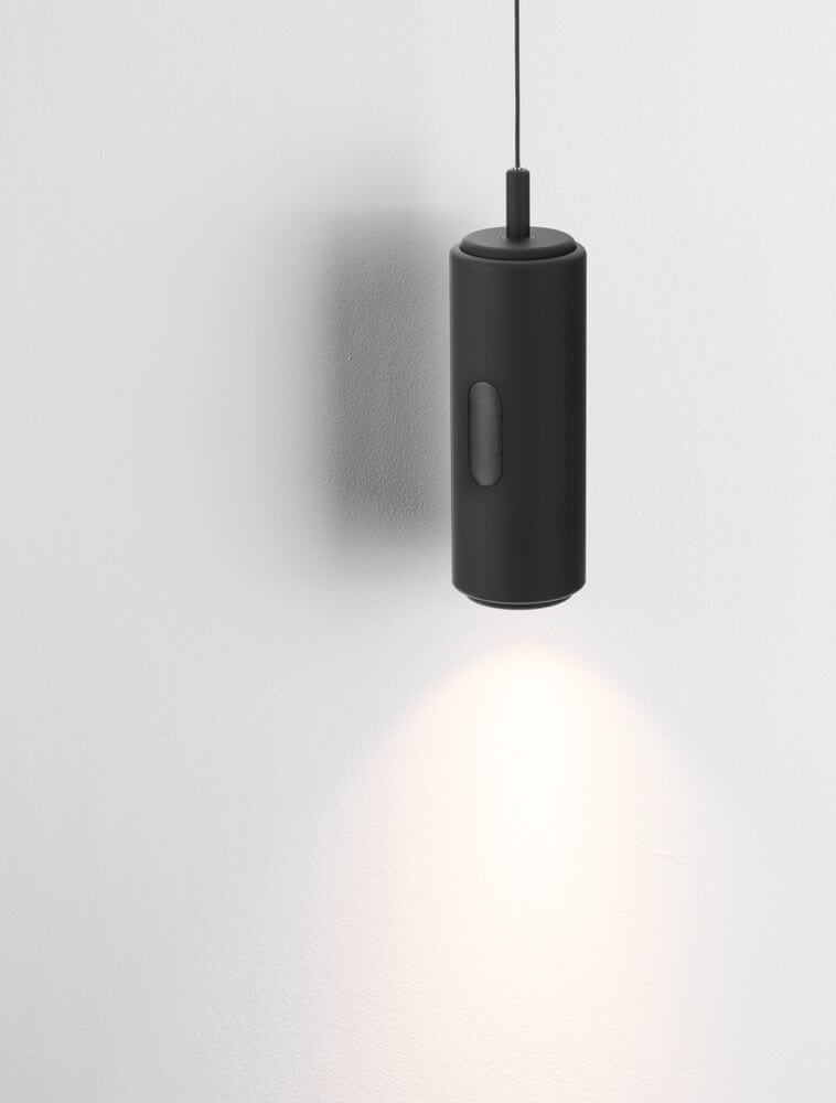 Holm LED Pendelleuchte Ø 13cm 3000K in modernem, technischem Design, schwarzes Metall, hängend an Wand.