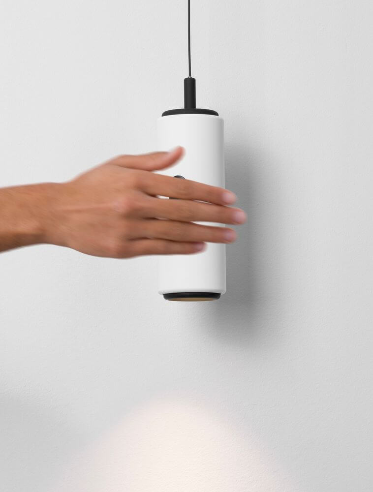 Holm LED Pendelleuchte Ø 13cm 3000K mit Hand, die das Licht berührt, modernes Design in Weiß.