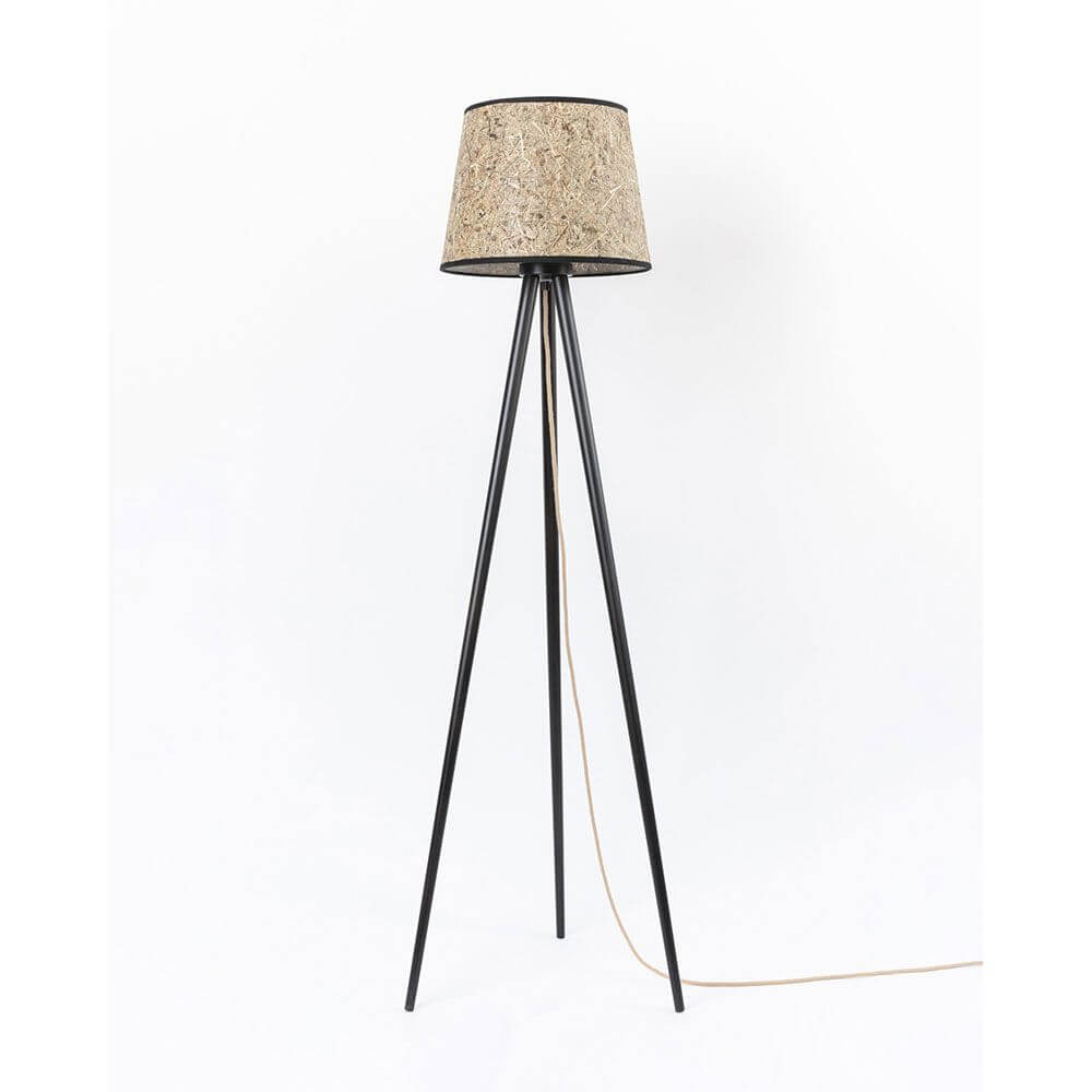 Holz Dreibein-Stehlampe mit Heuschirm im minimalistischen Design aus geschwärztem Holz und Heu.