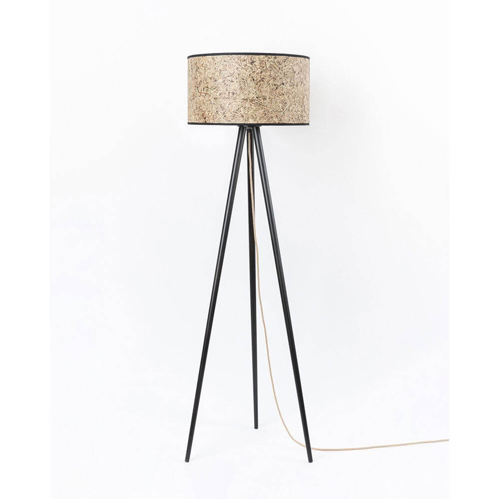 Holz Dreibein-Stehlampe mit Heuschirm in natürlichem Design für gemütliche Wohnatmosphäre.