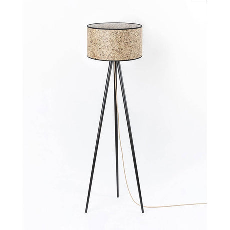 Holz Dreibein-Stehlampe mit Heuschirm, hergestellt aus Naturmaterialien, sorgt für eine gemütliche Atmosphäre.