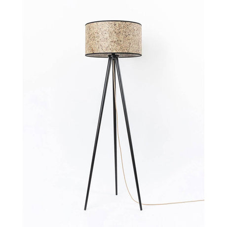 Holz Dreibein-Stehlampe mit Heuschirm in modernem Design aus Naturmaterialien.