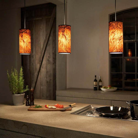 Holz-Hängeleuchte Nux Nussbaum Maser in einem modernen Küchenambiente mit harmonischem Licht.