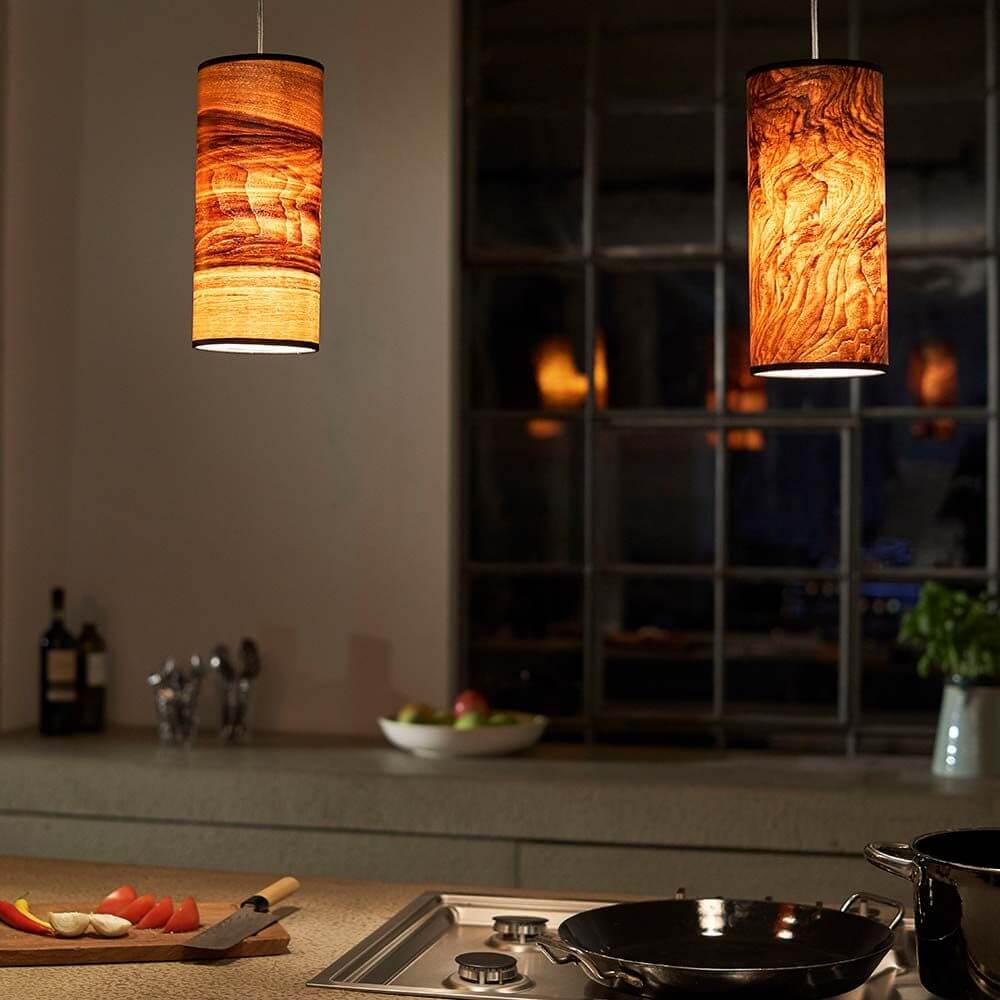 Holz-Hängeleuchte Nux Olivesche-Maser in modernem Küchenambiente mit warmem Licht.