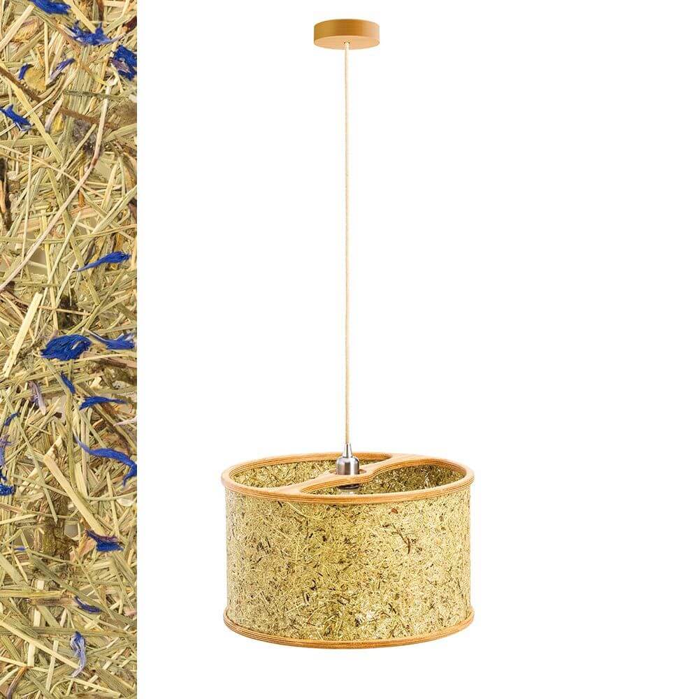 Holz Hängeleuchte mit Heuschirm, elegante Hängelampe aus Eiche und Almheu in alpiner Ästhetik.