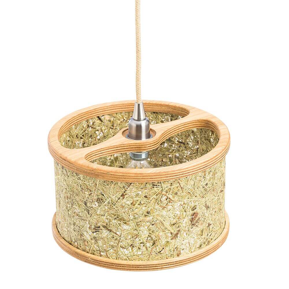 Holz Hängeleuchte mit Heuschirm in runder Form aus Eiche und Almheu, ideal für alpine Ästhetik.