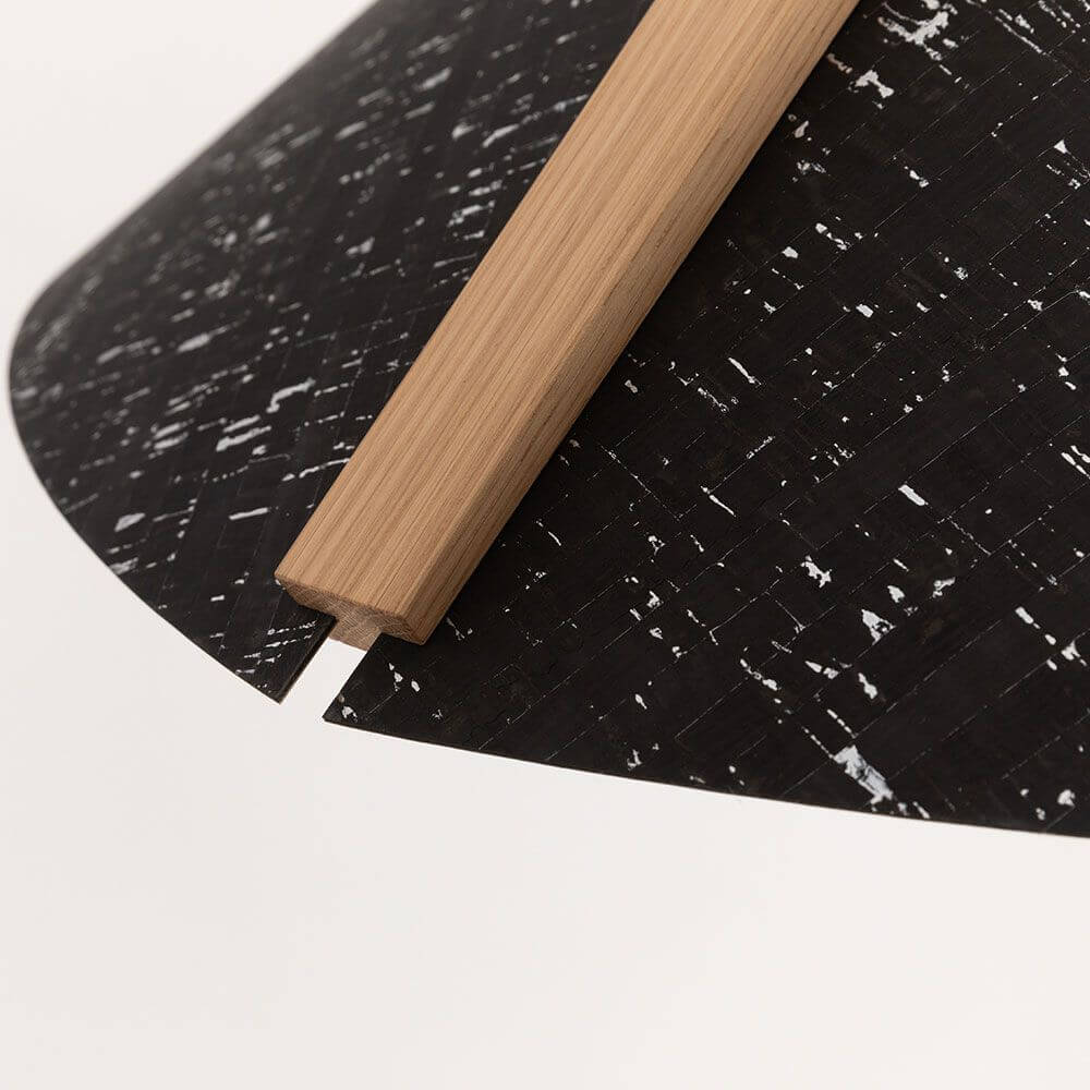 Detailansicht der Holz Hängeleuchte mit Schirm Ø 62cm geschwungen, Holz und schwarzer Korkschirm.