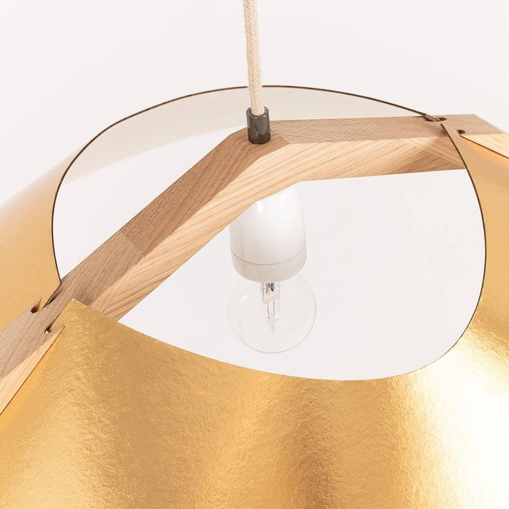 Holz Hängeleuchte mit Schirm Ø 62cm geschwungen in Gold mit natürlichem Holzrahmen.