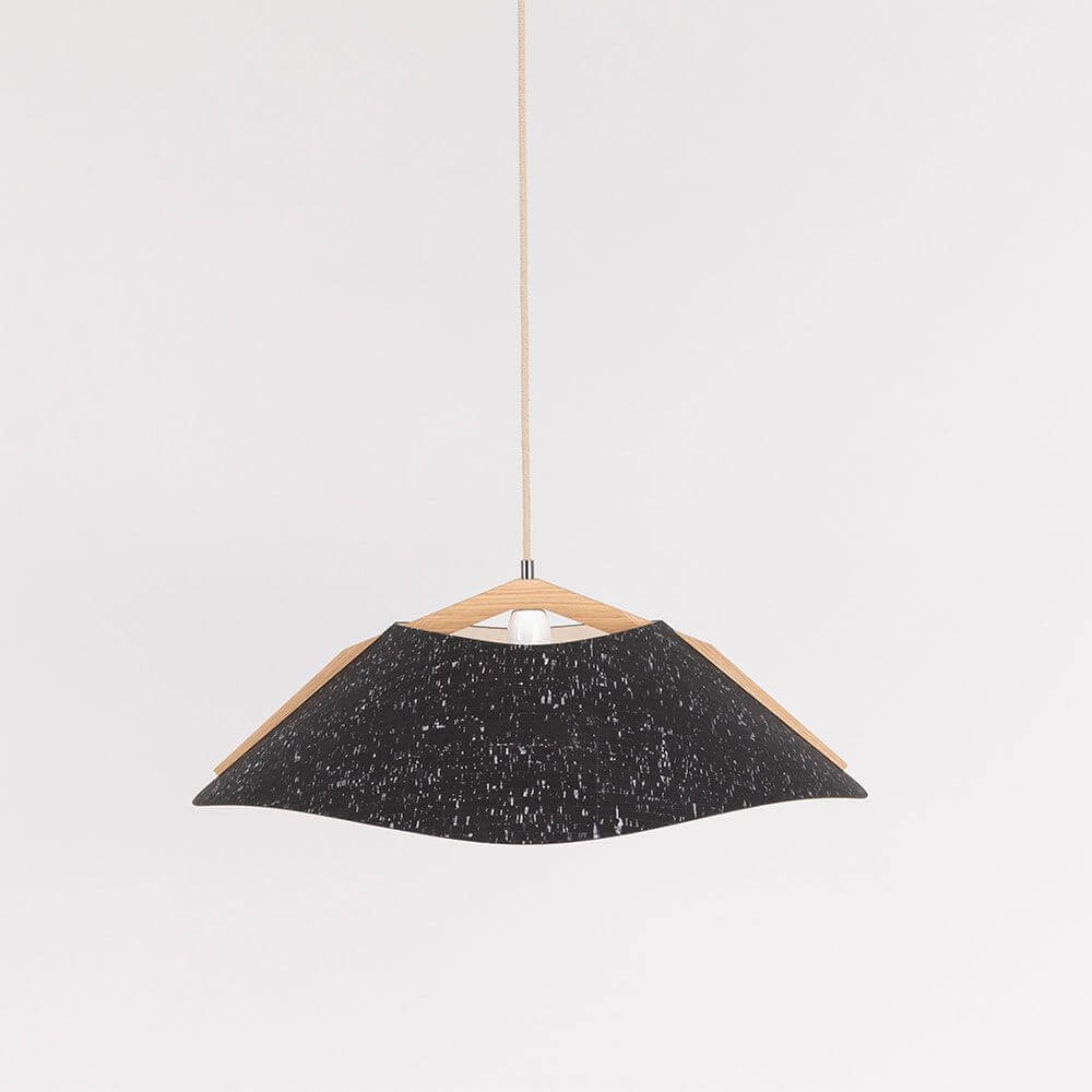 Holz Hängeleuchte mit Schirm Ø 62cm geschwungen in Schwarz mit natürlichem Holzgestell.