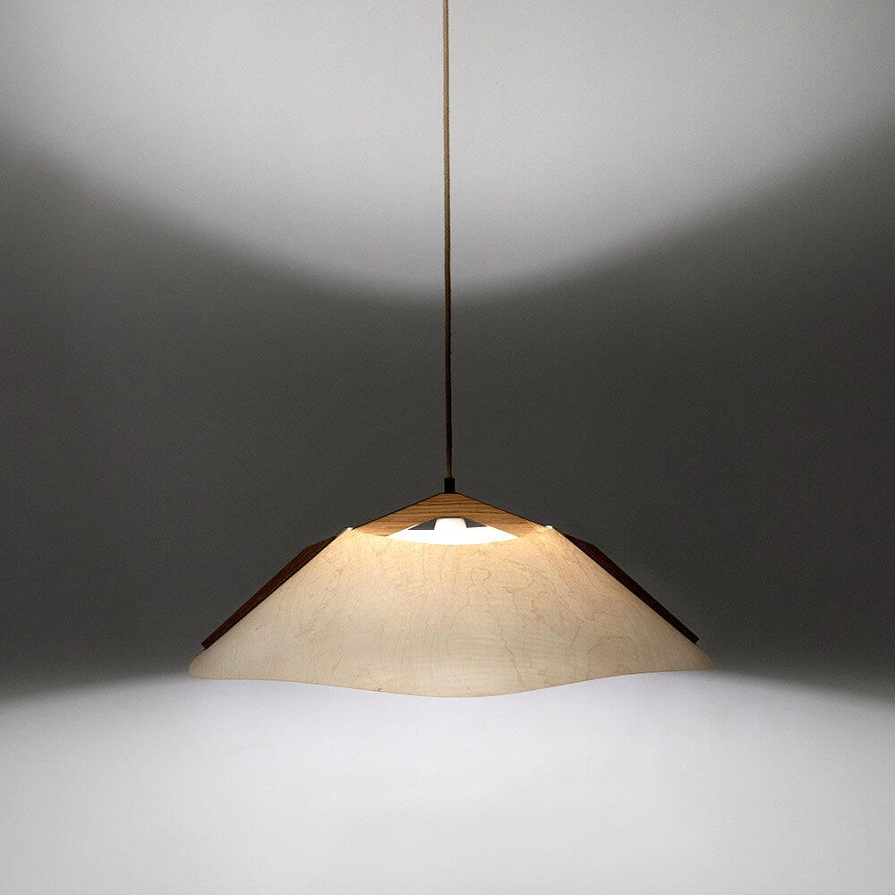 Holz Hängeleuchte mit Schirm Ø 62cm geschwungen, stilvolles Design aus natürlichen Materialien.