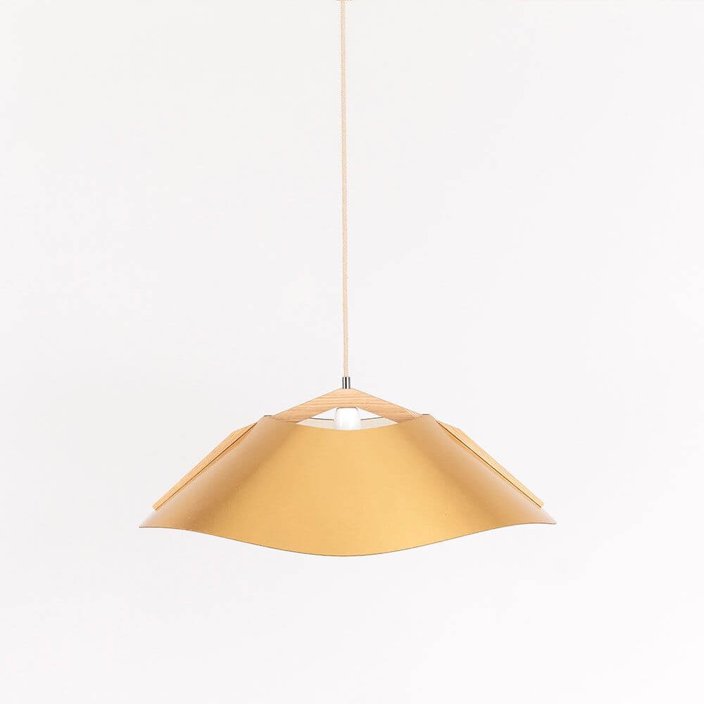 Holz Hängeleuchte mit Schirm Ø 62cm geschwungen in Goldfarbe, elegantes Design für individuelle Raumausstattung.