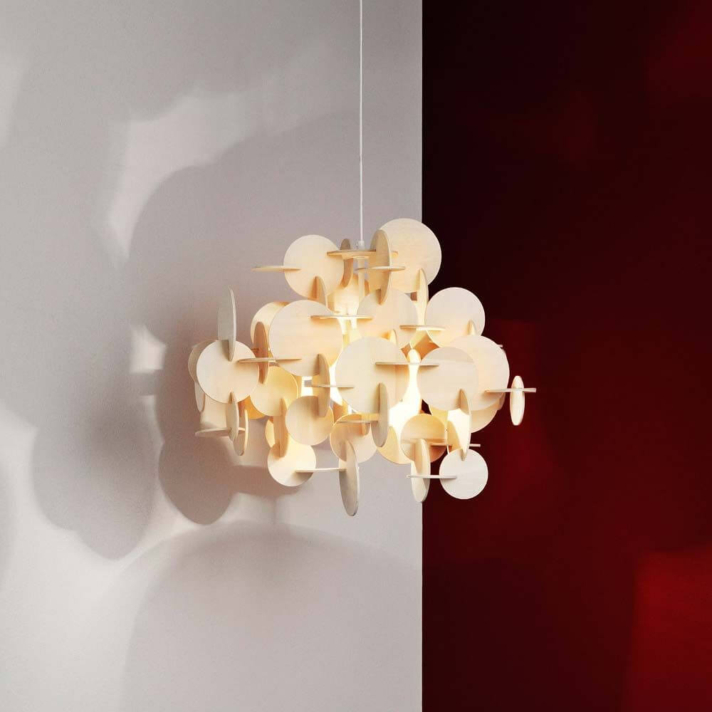 Holz-Pendelleuchte Bau S 44cm, skulpturale Hängeleuchte aus Naturholz, geometrisches Design.