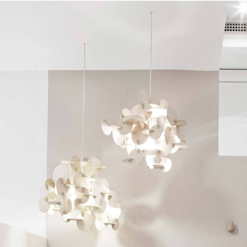 Holz-Pendelleuchte Bau S 44cm in skulpturalem Design, aus Naturholz gefertigt.