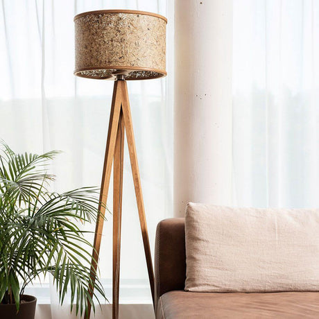 Holz Stehlampe 163cm mit Heuschirm in modernem Wohnambiente mit Pflanzen und Sofa.