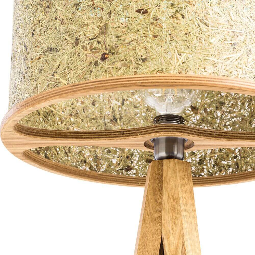 Detailansicht der Holz Stehlampe 163cm mit Heuschirm, zeigt den Lampenschirm aus organischen Materialien.