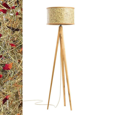 Holz Stehlampe 163cm mit Heuschirm auf einem minimalistischen Ständer aus Eiche, mit einem Lampenschirm aus organischen Materialien.