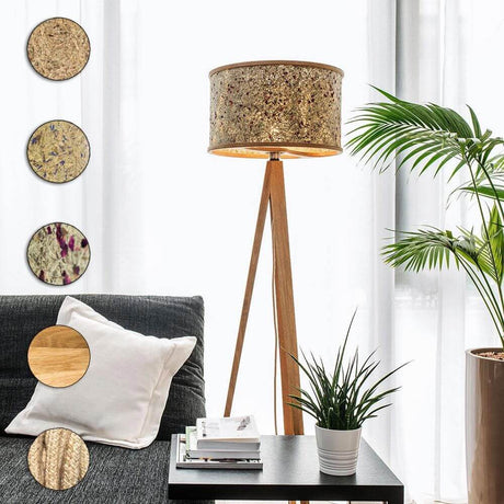 Holz Stehlampe 163cm mit Heuschirm in modernem Wohnambiente, beleuchtet und umgeben von Pflanzen.