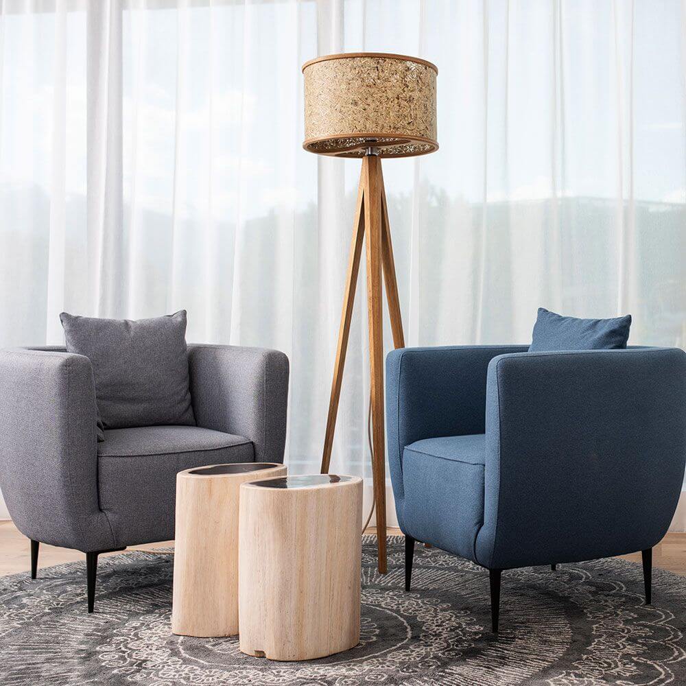 Holz Stehlampe 163cm mit Heuschirm neben modernen Sesseln und Holztischen in einem stilvollen Wohnzimmer.