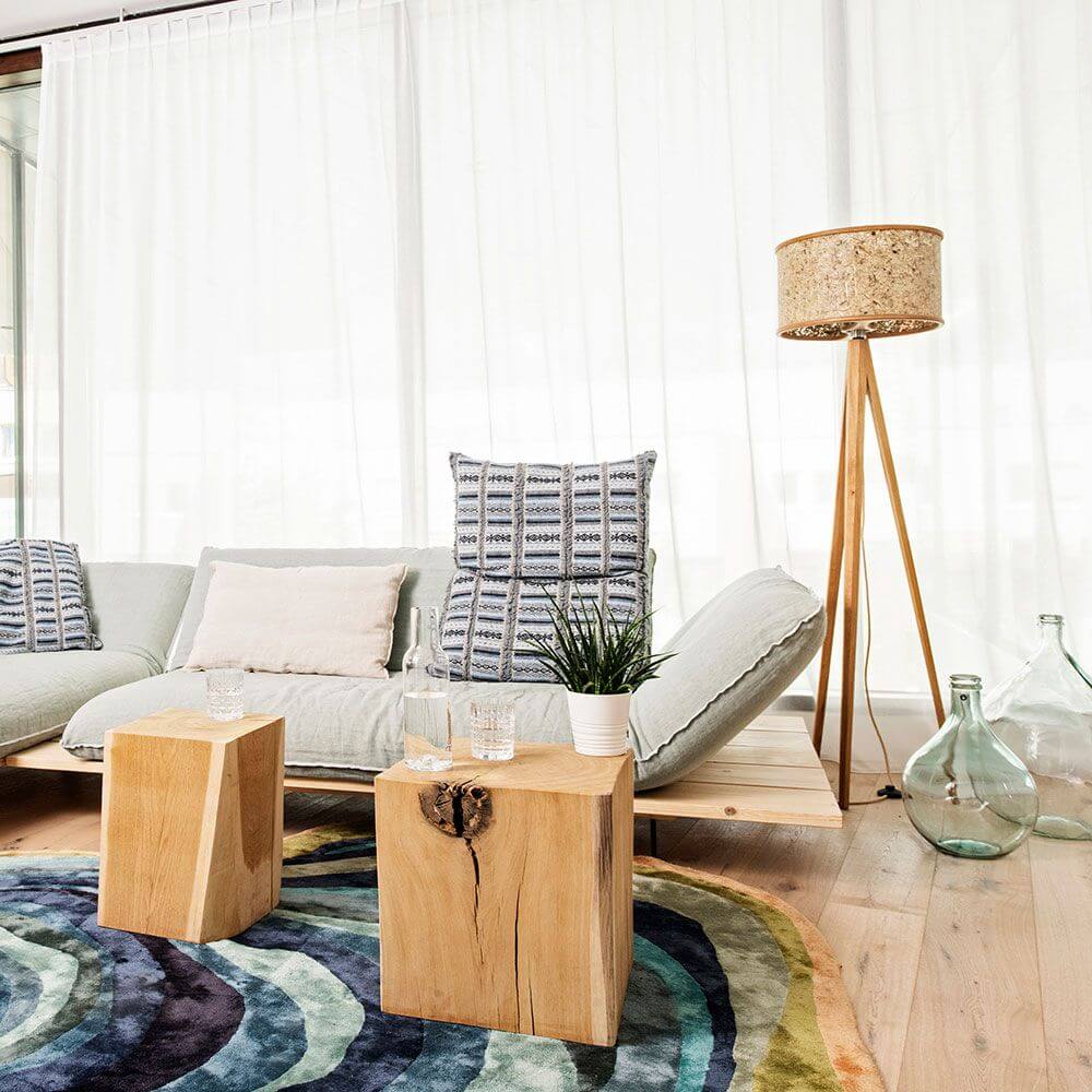 Holz Stehlampe 163cm mit Heuschirm in modernem Wohnraum mit Holzstühlen und dekorativen Kissen.