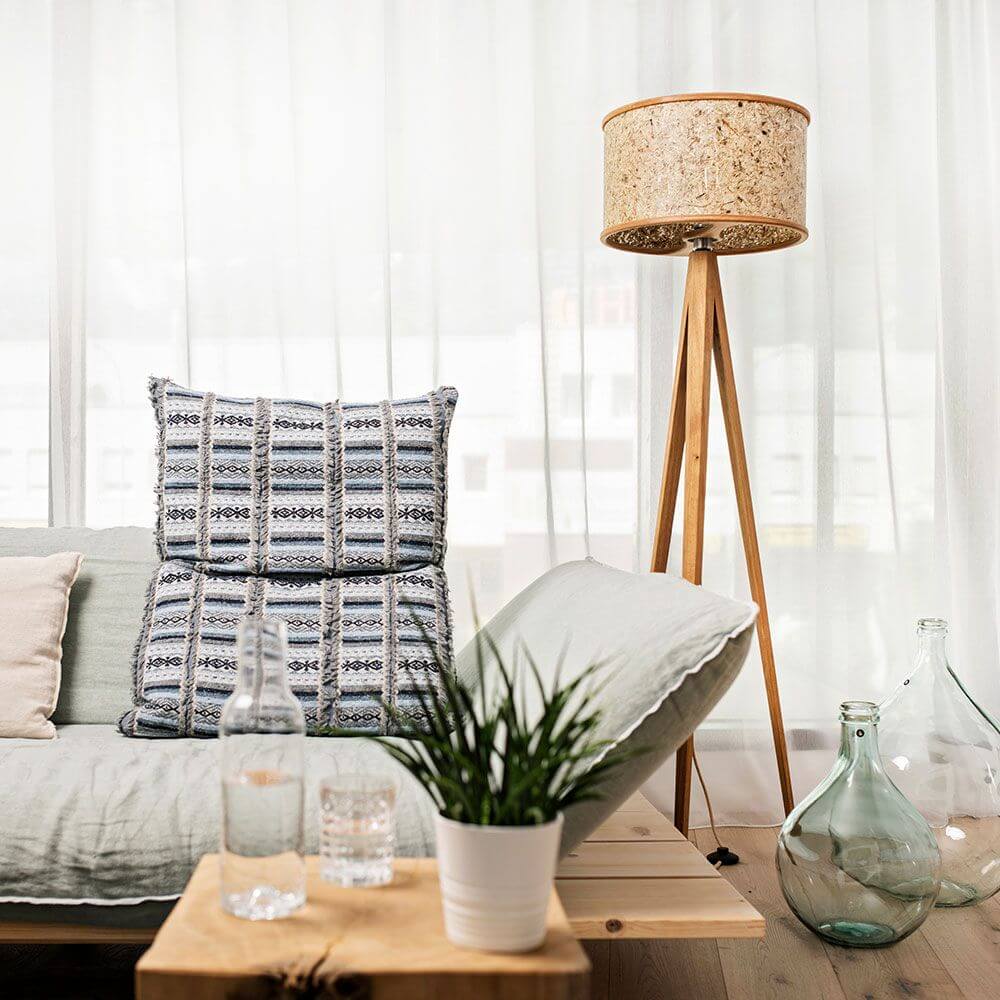 Holz Stehlampe 163cm mit Heuschirm in modernem Wohnzimmer mit Kissen und Pflanzen.