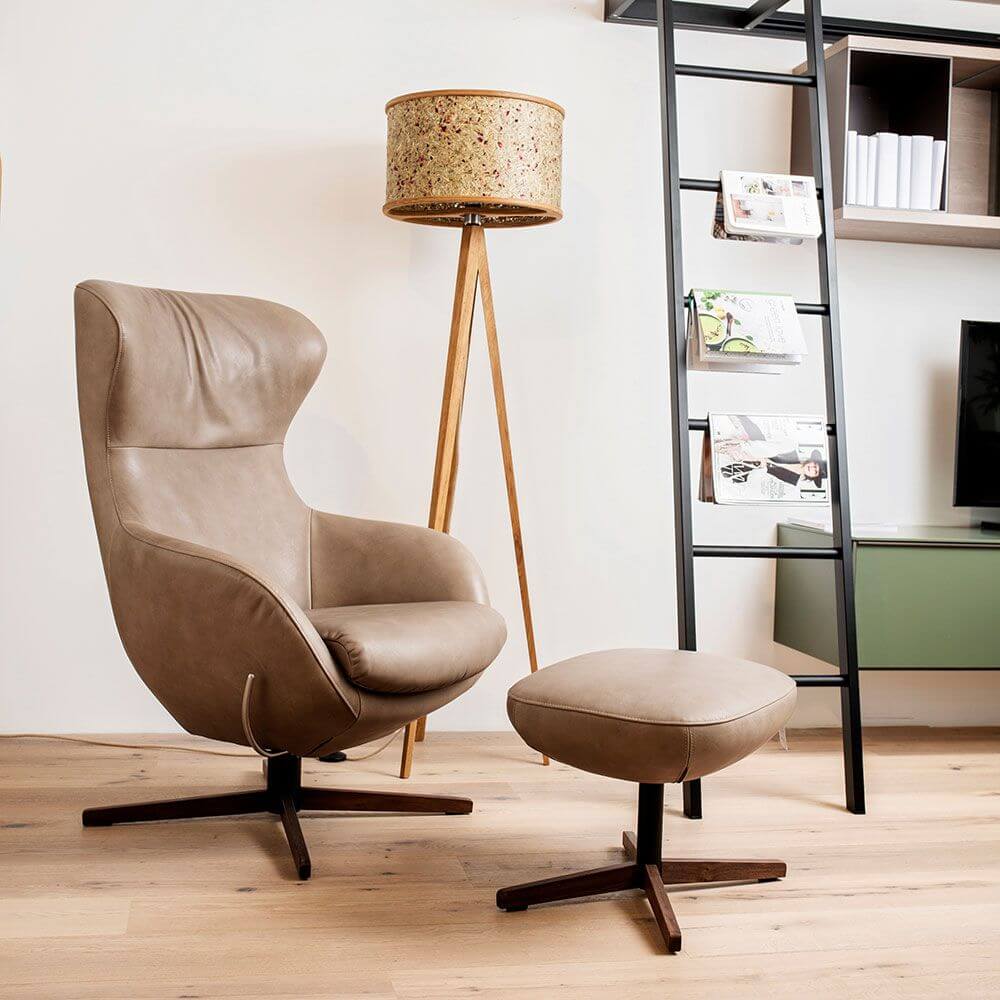 Holz Stehlampe 163cm mit Heuschirm neben einem beigen Designer-Sessel und Ottomane in modernem Wohnambiente.