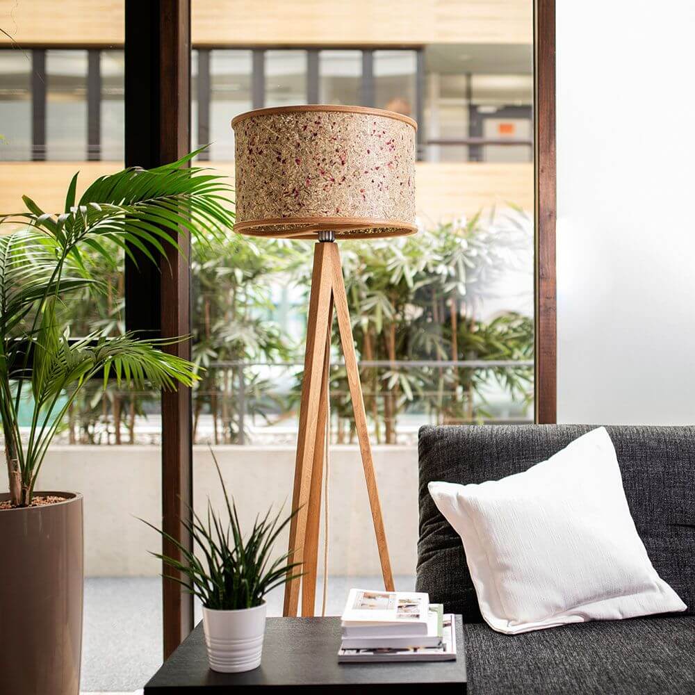 Holz Stehlampe 163cm mit Heuschirm im modernen Wohnzimmer mit Pflanzen und Sofa.