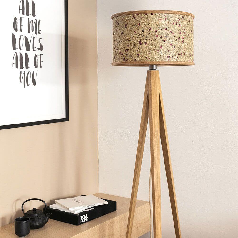 Holz Stehlampe 163cm mit Heuschirm in natürlicher Eiche, Designlinie 2610, stilvolles Wohnambiente.