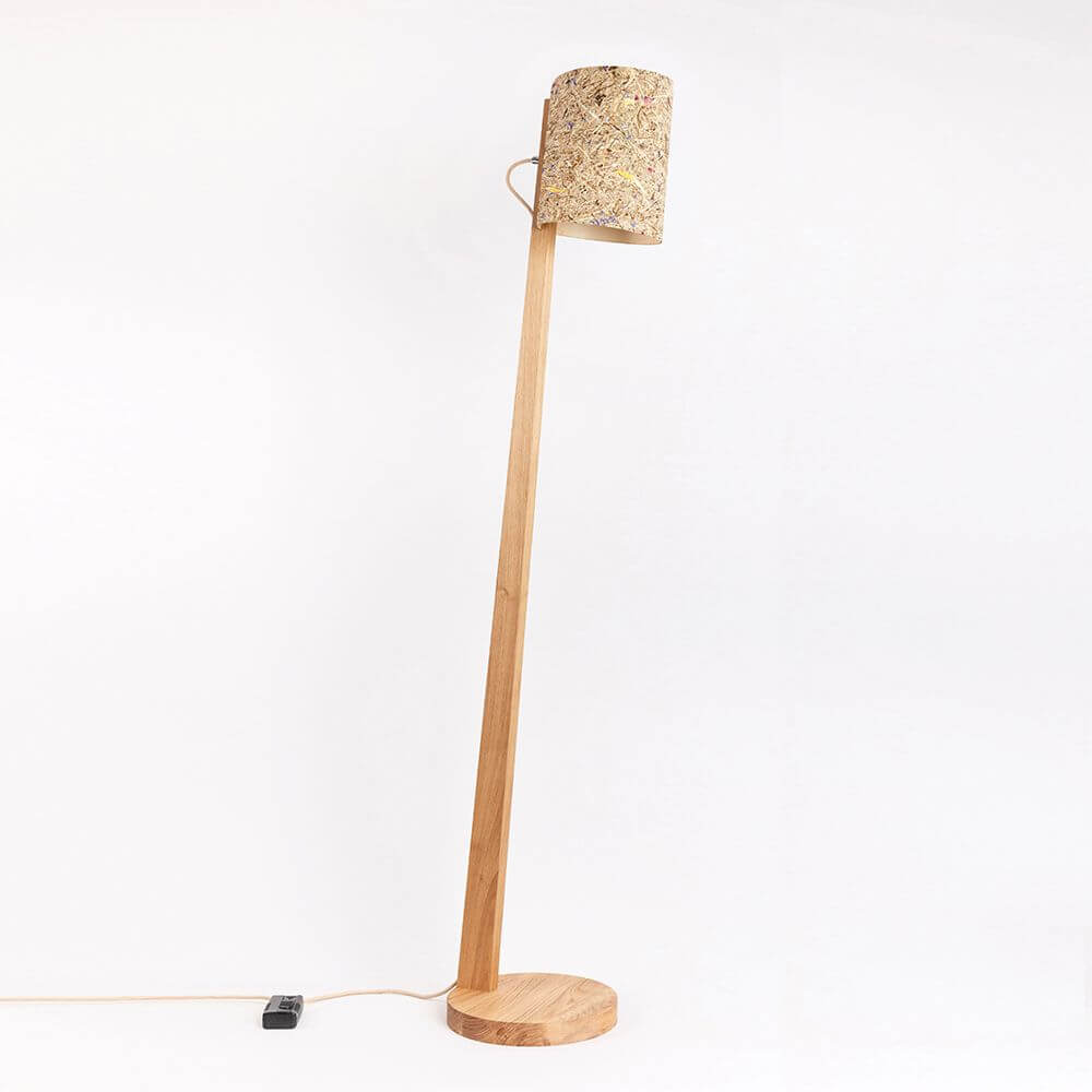 Holz Stehlampe mit Schirm Zylindrisch 167cm in Holz mit natürlichem Lampenschirm aus Heu oder ähnlichen Materialien.