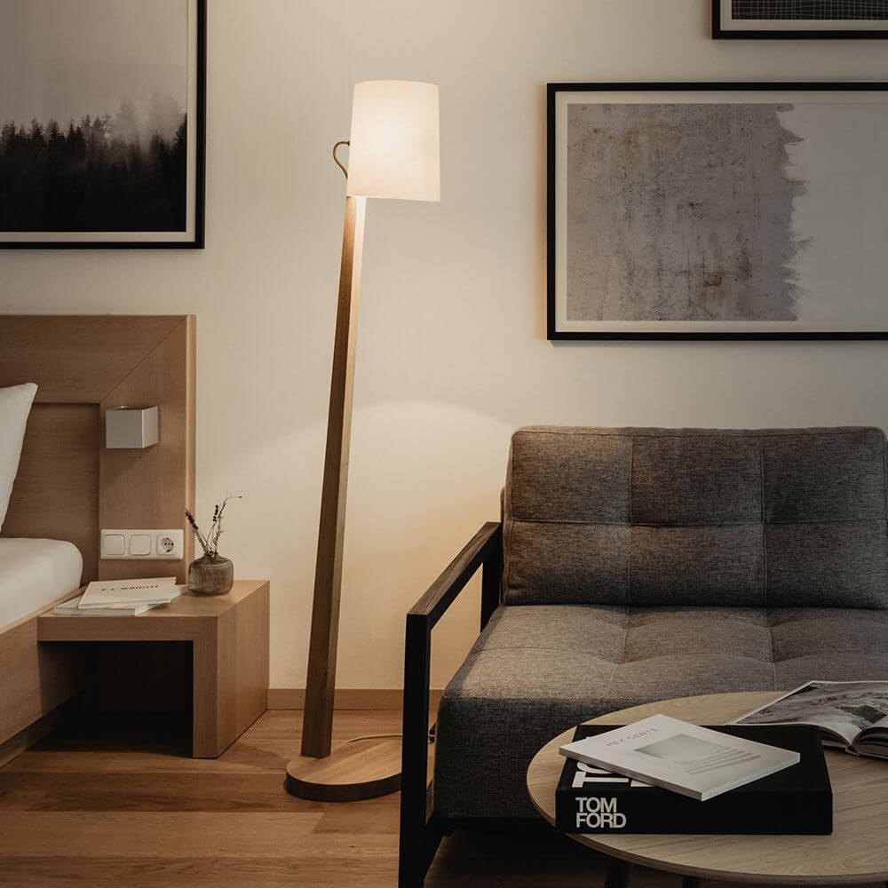 Holz Stehlampe mit Schirm Zylindrisch 167cm in modernem Wohnraum mit Sofa und Wandbildern