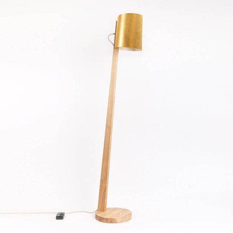 Holz Stehlampe mit Schirm Zylindrisch 167cm, natürliche Materialien und goldener Lampenschirm.