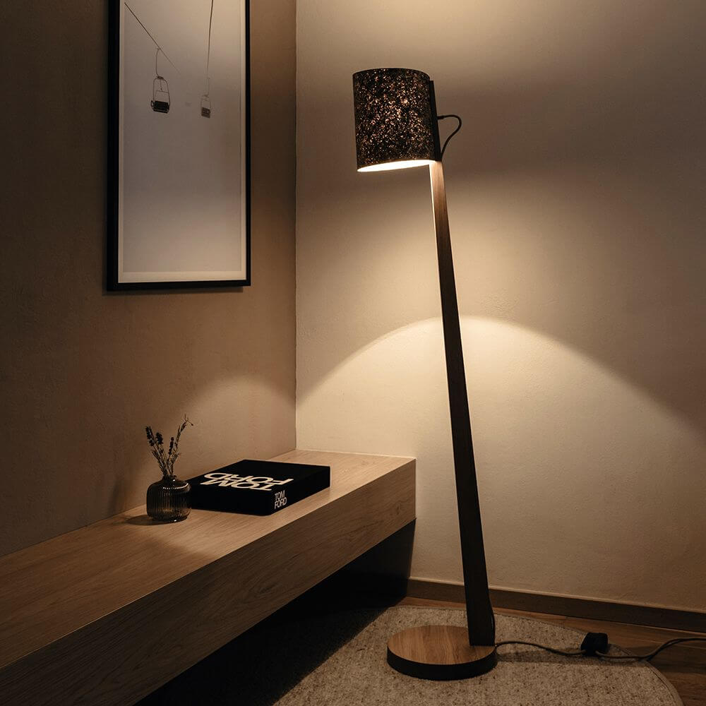 Holz Stehlampe mit Schirm Zylindrisch 167cm in modernem Wohnambiente mit gedämpftem Licht.
