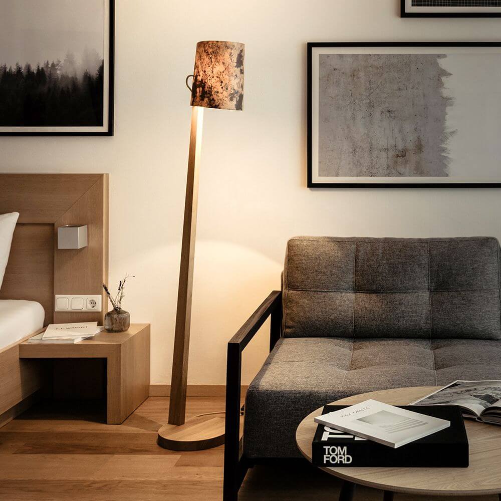 Holz Stehlampe mit Schirm Zylindrisch 167cm in modernem Wohnraum neben grauem Sofa.