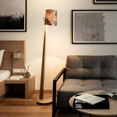 Holz Stehlampe mit Schirm Zylindrisch 167cm in modernem Wohnraum neben grauem Sofa.