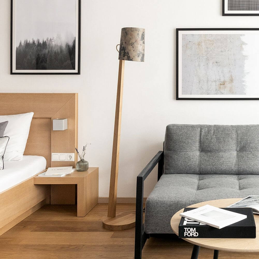 Holz Stehlampe mit Schirm Zylindrisch 167cm im modernen Wohnambiente.
