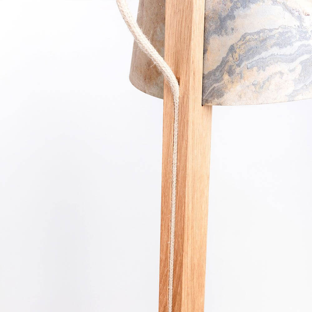 Holz Stehleuchte mit Schirm geschwungen 167cm, Design aus natürlichen Materialien, stilvolle Details.