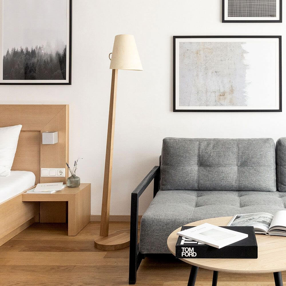 Holz Stehleuchte mit Schirm geschwungen 167cm im modernen Wohnzimmer