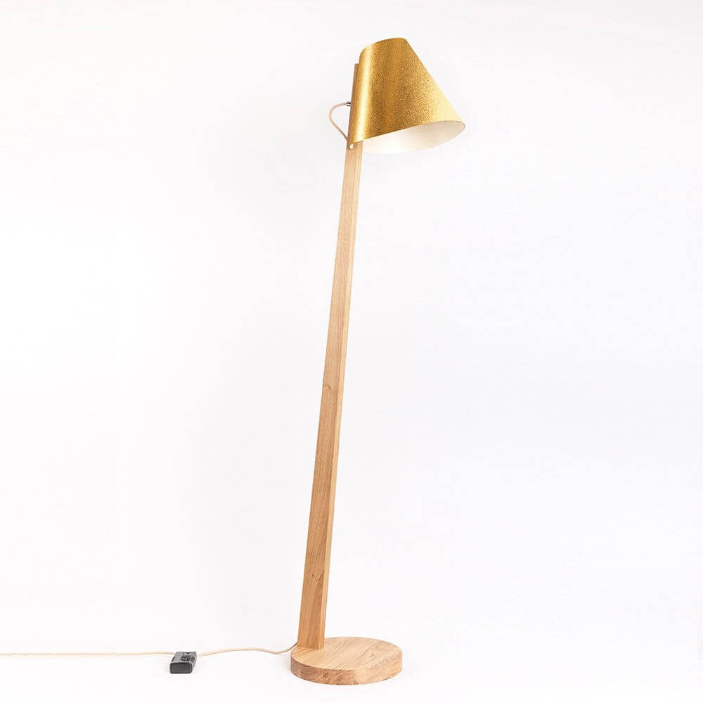 Holz Stehleuchte mit Schirm geschwungen 167cm in natürlichem Holz mit goldfarbenem Lampenschirm